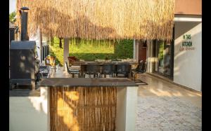 切什梅Luxury Seadside Vacation Villa with Privacy (extra comfort for large groups)的餐厅配有桌子和椅子,位于稻草伞下