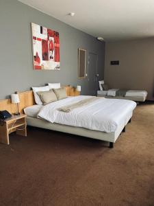 博尔讷姆HOTEL BORNEM的卧室配有一张白色大床