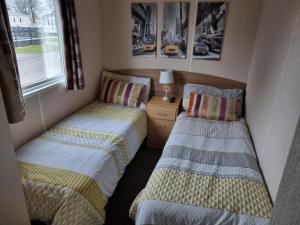 塔特舍尔Tattershall Lakes, Castle View的小型客房设有两张单人床和窗户。