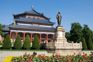 广州Ying Feng Yuan Hotel的雕像在一座有雕像的建筑前方的雕像