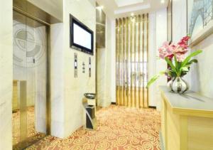 武汉City Comfort Inn Wuhan Tianhe Airport Julong Avenue Metro Station的大堂,花瓶,电视机