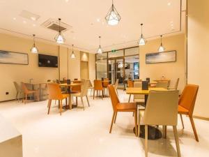 南宁City Comfort Inn Nanning Yudong Jinxiang Metro Station的用餐室配有桌椅和灯光