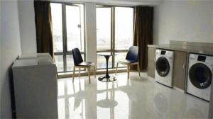XiahuangtangCity Comfort Inn High-tech Development Zone Dawang Plaza Wandu的客厅配有洗衣机和椅子