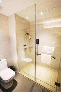XiahuangtangCity Comfort Inn High-tech Development Zone Dawang Plaza Wandu的一间带玻璃淋浴和卫生间的浴室