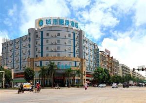 玉林City Comfort Inn Yulin Yufu Road Industrial Products Market的一座大建筑,上面有标志