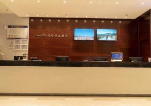 City Comfort Inn Baise Xilin Time Square的大堂配有笔记本电脑台