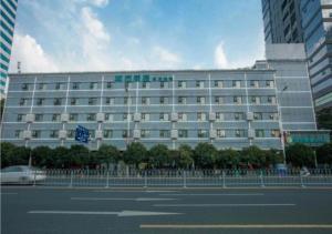 长沙City Comfort Inn Changsha Wuyi Avenue Yingbin Road的前面有街道标志的大建筑