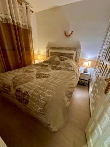 罗萨斯Magnifique appartement en front de mer, Caneylles的一间卧室设有一张床和一个楼梯