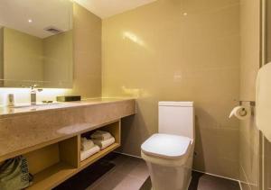 南宁City Comfort Inn Nanning Haijixing Jiangnan Park Metro Station的一间带卫生间和水槽的浴室