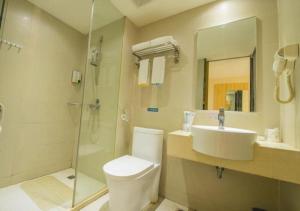 NanguangCity Comfort Inn Yibin Cuipingshan Park的浴室配有卫生间、盥洗盆和淋浴。