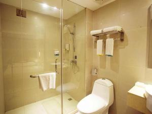 黄石City Comfort Inn Huangshi Wanda Plaza Huashan Road的一间带卫生间和玻璃淋浴间的浴室