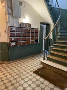 庞坦Maisonnette en duplex 25 M2, Pantin porte de Paris的楼梯间,楼梯间