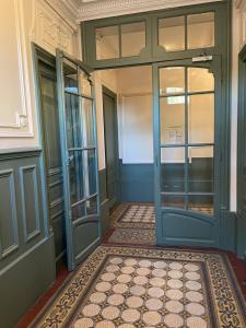 庞坦Maisonnette en duplex 25 M2, Pantin porte de Paris的一条空的走廊,有蓝色的门和地毯
