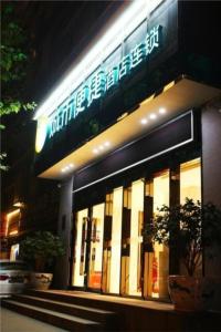 贵阳City Comfort Inn Guiyang Jiefang Road Hongtongcheng的建筑的侧面有标志