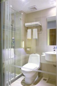 贵阳City Comfort Inn Guiyang Jiefang Road Hongtongcheng的一间带卫生间和水槽的浴室