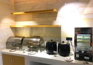 鄂州City Comfort Inn Ezhou Hengda的厨房柜台上放着两个锅碗瓢盆