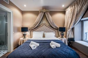 布达佩斯Celine Residence Luxury的一间卧室配有蓝色的床和两个枕头