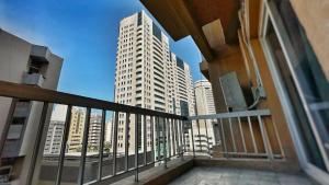 迪拜Dubai Zeus Hostel的从阳台可欣赏到高楼的景色