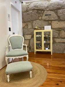 埃斯平霍Botica Guesthouse的客厅配有椅子和桌子
