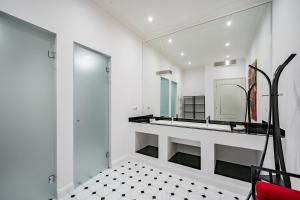 布达佩斯Celine Residence Luxury的一间带水槽和镜子的浴室