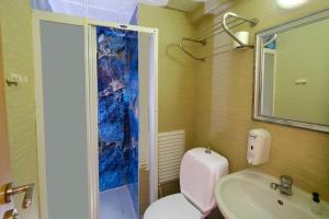 伊斯坦布尔HOTELOZBEK的浴室配有卫生间、盥洗盆和淋浴。