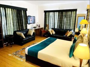 列城Gomang Boutique Hotel的酒店客房设有床和客厅。