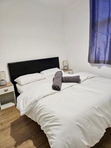 伊肯斯顿Great Value Bath Street Ilkeston Apartment的一间卧室配有一张带白色床单的大床
