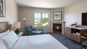 索诺玛The Lodge at Sonoma Resort, Autograph Collection的酒店客房配有一张床和一个壁炉。