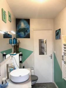 普勒尔蒂chambre océan的一间带水槽和卫生间的浴室