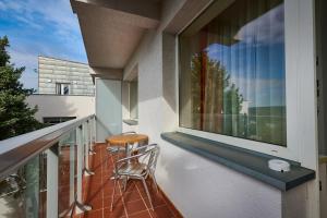 布拉迪斯拉发索里亚雷吉亚酒店的阳台配有椅子和窗户。