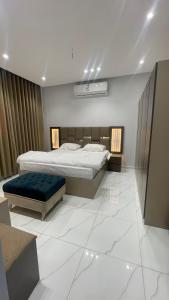 Al ‘Uqūlشقة غرفتين وصاله的一间卧室配有一张大床和一个床垫。