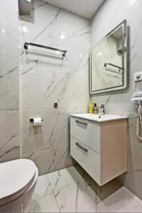 杜布罗夫尼克Ella la Bella II Dubrovnik Old town的白色的浴室设有水槽和镜子