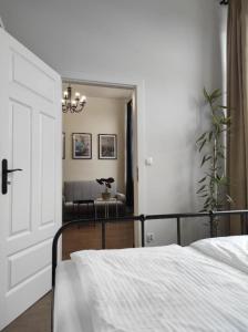 塔尔努夫Lawendowy - Apartamenty Smart Projekt的一间卧室设有一张床和一间客厅。
