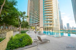 迪拜Gorgeous 2BR Apartment in Burj Vista Tower 1 Downtown Dubai by Deluxe Holiday Homes的城市游泳池的景色,建筑