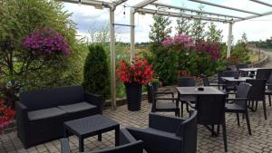 皮拉福马酒店的户外庭院设有桌椅和鲜花