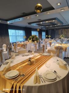 皮拉福马酒店的宴会厅配有白色的桌子和白色的椅子