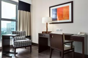 海牙海牙NH酒店的酒店客房配有书桌和椅子