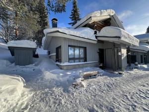 鲁卡Lilla Köngäs, Ruka的前面的雪覆盖的房子