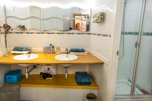 锡古恩萨Arévacon的一间带两个盥洗盆和淋浴的浴室