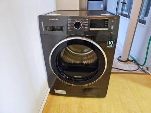 水原市BA Stay的洗衣机位于客房内。