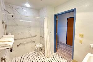 盖洛普Microtel Inn & Suites by Wyndham Gallup - PET FRIENDLY的带淋浴和盥洗盆的浴室