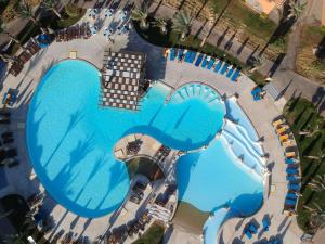 库塞尔Novotel Marsa Alam Beach Resort的享有蓝色海水游泳池的上方景色