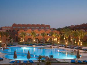 库塞尔Novotel Marsa Alam Beach Resort的大楼前设有大型游泳池的酒店