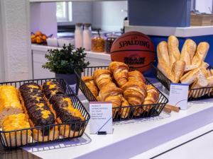 埃皮纳勒埃皮纳勒伊塔普酒店的商店的货架上展示糕点和面包