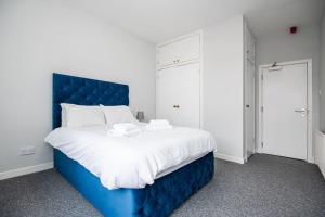 邓迪Bright beautiful flat in Dundee的一张带蓝色床头板的睡床