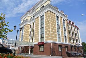 切博克萨雷伏尔加高级酒店的街道上一座黄色和白色的大建筑