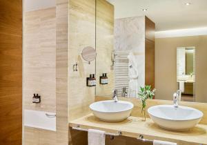 巴达霍斯NH埃斯特雷马杜拉赌场大酒店的浴室设有白色水槽和镜子