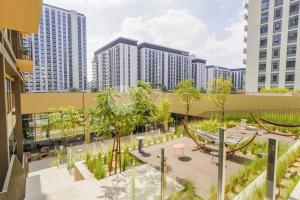 迪拜Luxurious 1BR in Socio Tower Dubai Hills Estate的城市高楼高空景观