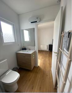 马托西纽什Matosinhos Terrace Apartment的浴室配有白色卫生间和盥洗盆。