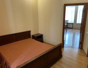 基辅Апартаменти 3-кімнатні, м. Майдан Незалежності的一间卧室设有一张床,门通往走廊